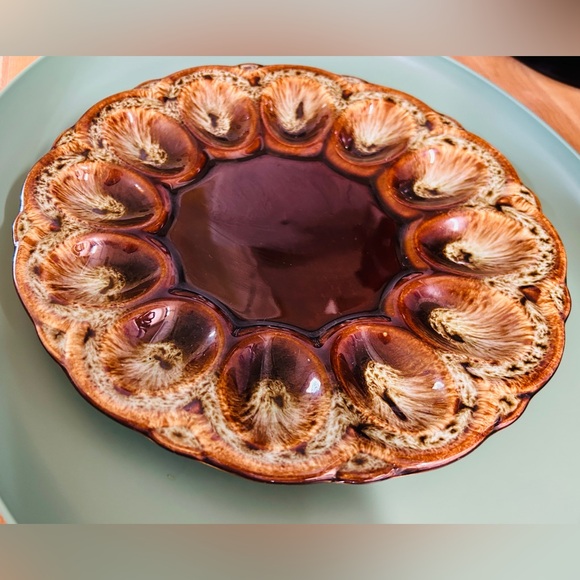 Vintage egg plate. Holds 12 egg halves, approximately 9.24”. Excellent condition - Picture 2 of 3